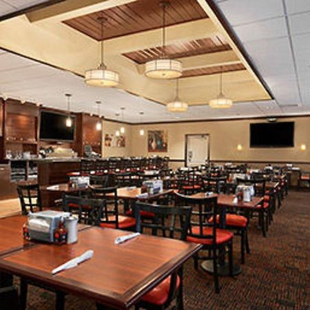 Ramada Burlington Hotel And Conference Center ภายนอก รูปภาพ