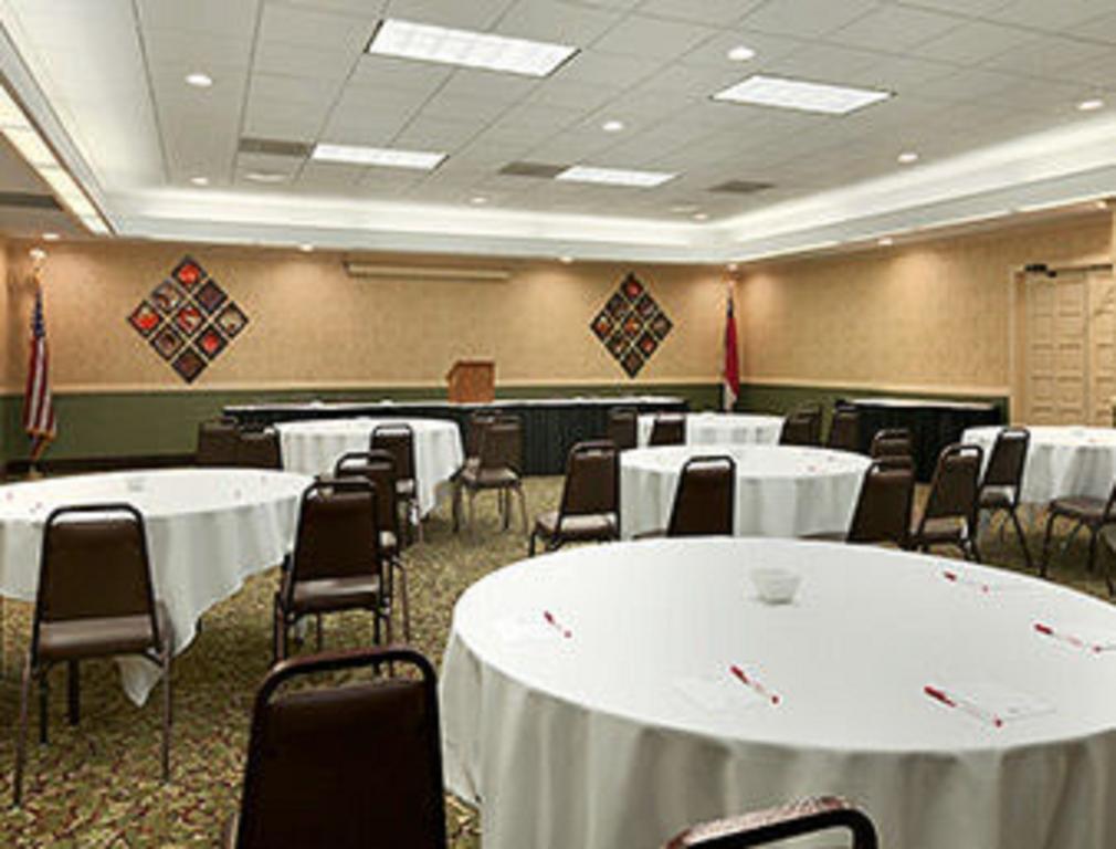 Ramada Burlington Hotel And Conference Center ภายนอก รูปภาพ