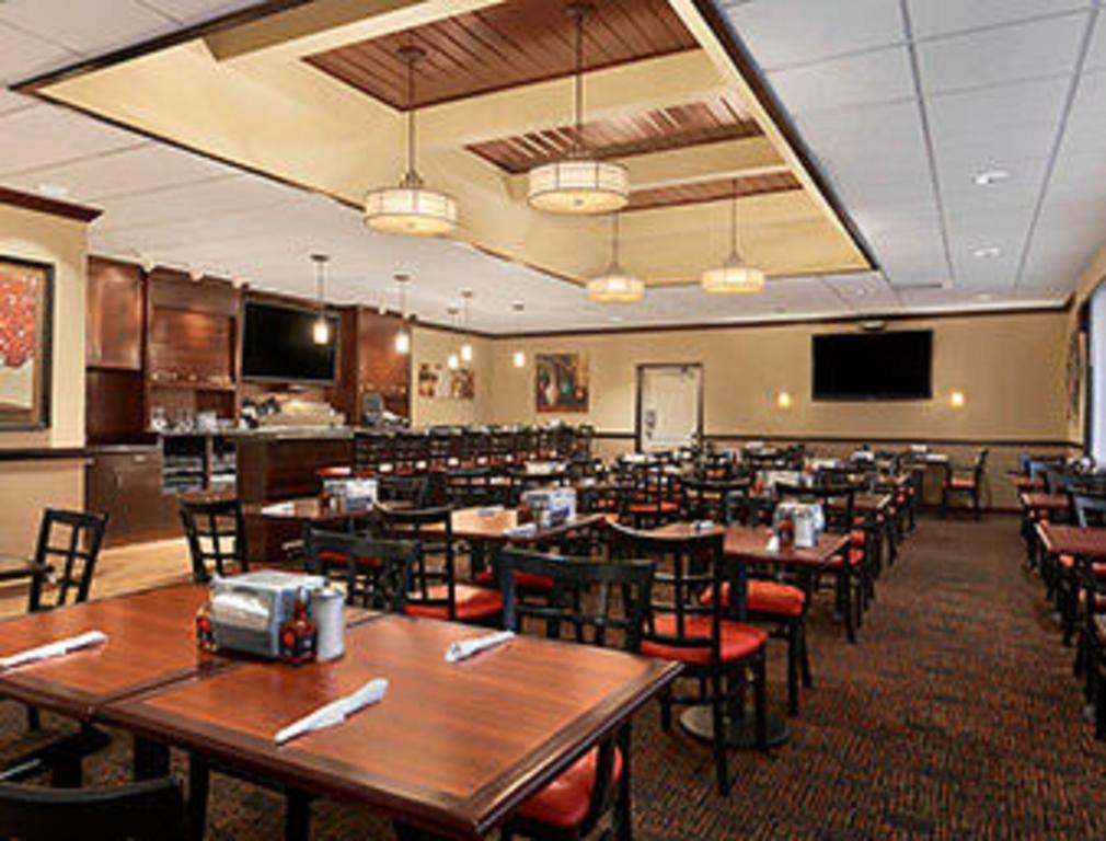 Ramada Burlington Hotel And Conference Center ภายนอก รูปภาพ