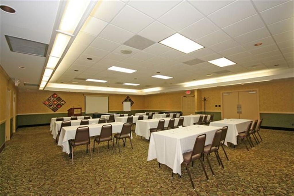 Ramada Burlington Hotel And Conference Center ภายนอก รูปภาพ