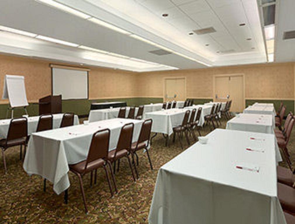 Ramada Burlington Hotel And Conference Center ภายนอก รูปภาพ
