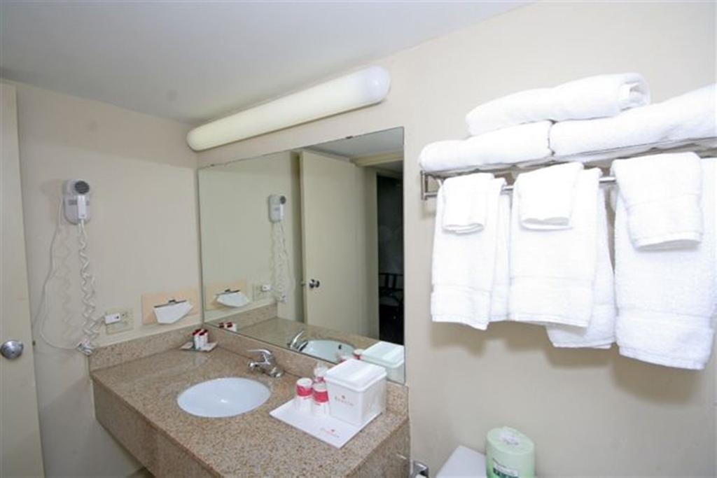 Ramada Burlington Hotel And Conference Center ห้อง รูปภาพ