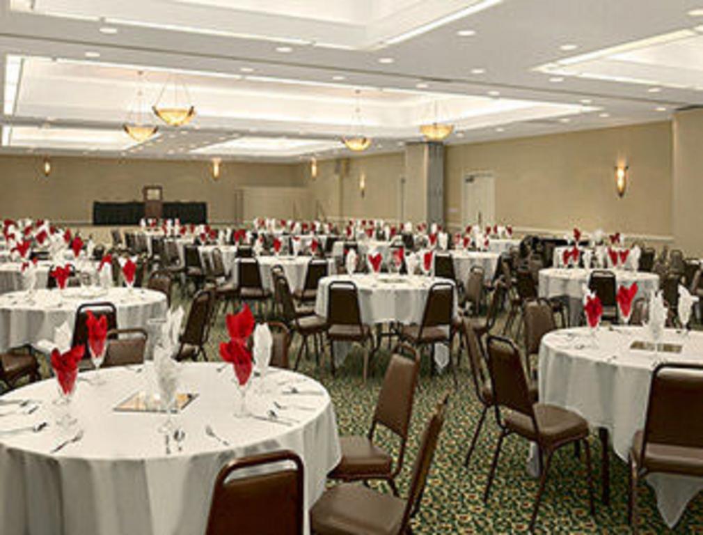 Ramada Burlington Hotel And Conference Center ภายนอก รูปภาพ