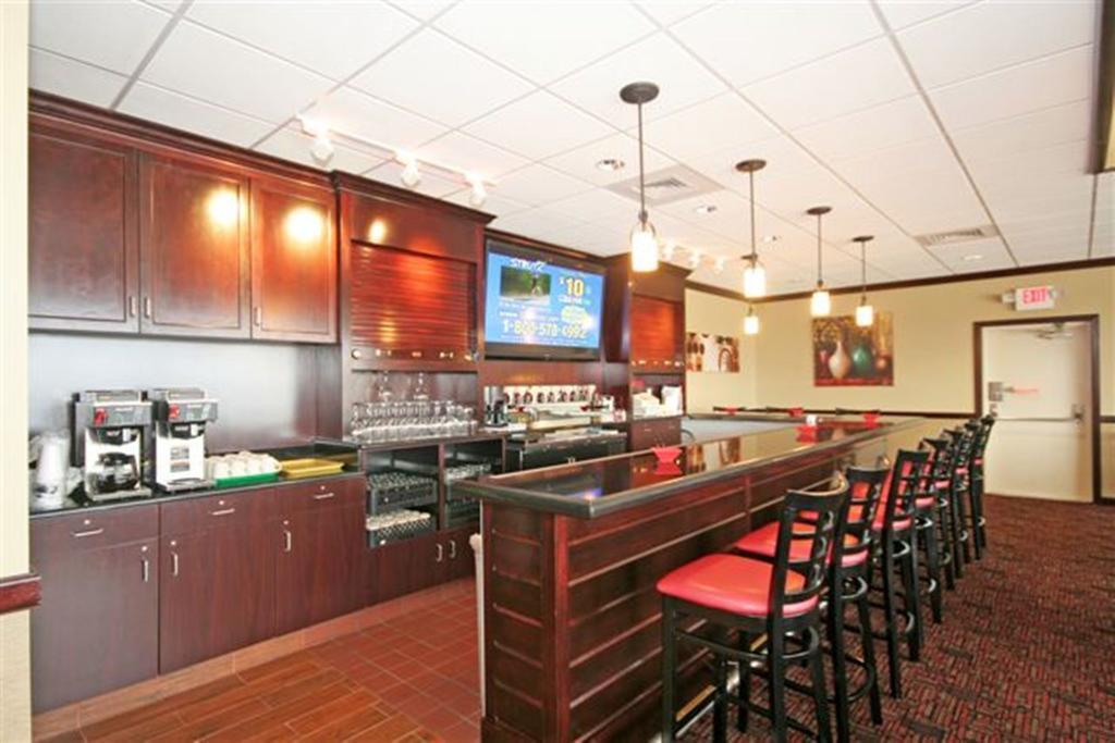Ramada Burlington Hotel And Conference Center ภายนอก รูปภาพ
