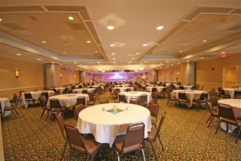 Ramada Burlington Hotel And Conference Center ภายนอก รูปภาพ