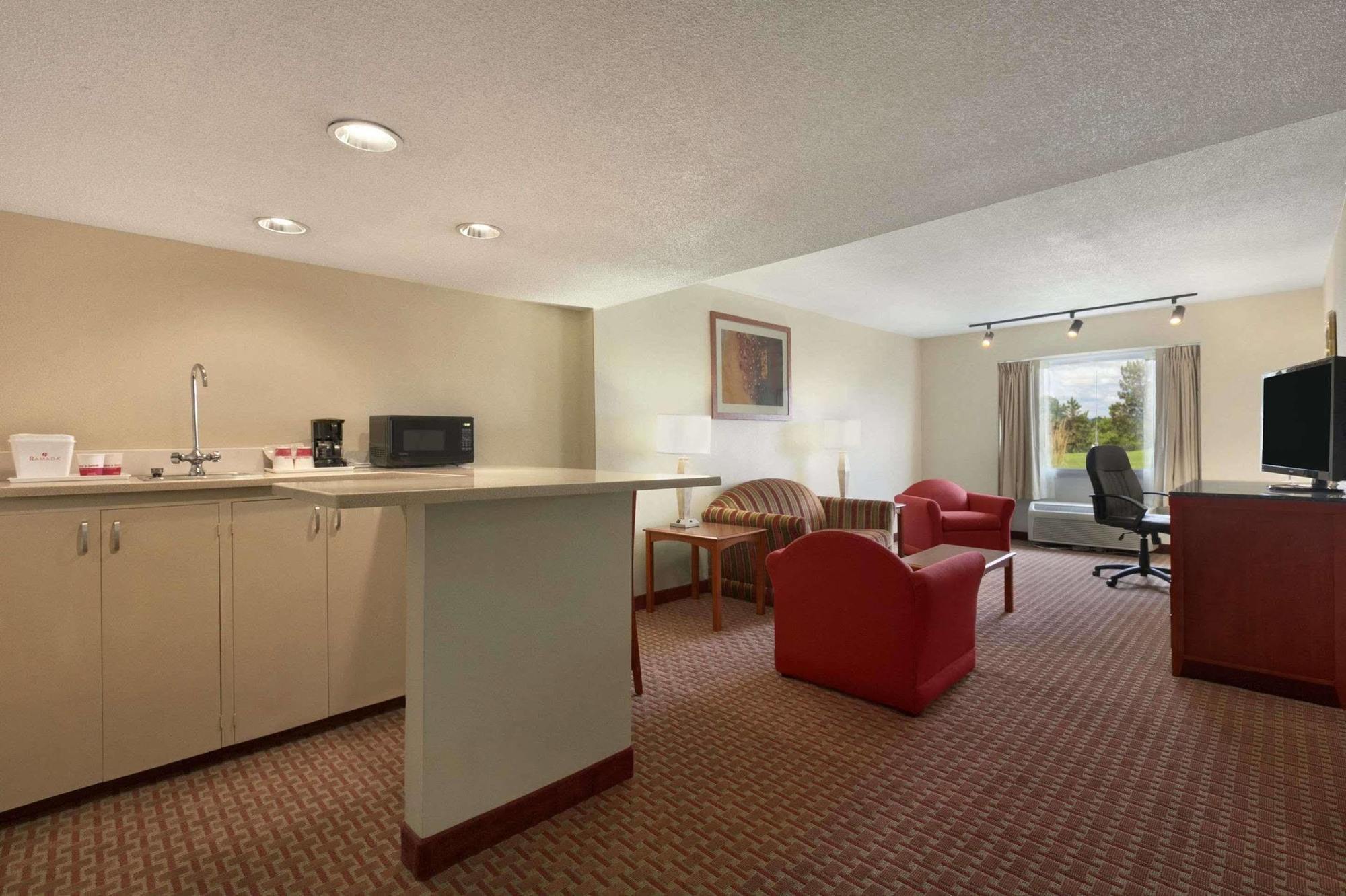 Ramada Burlington Hotel And Conference Center ภายนอก รูปภาพ
