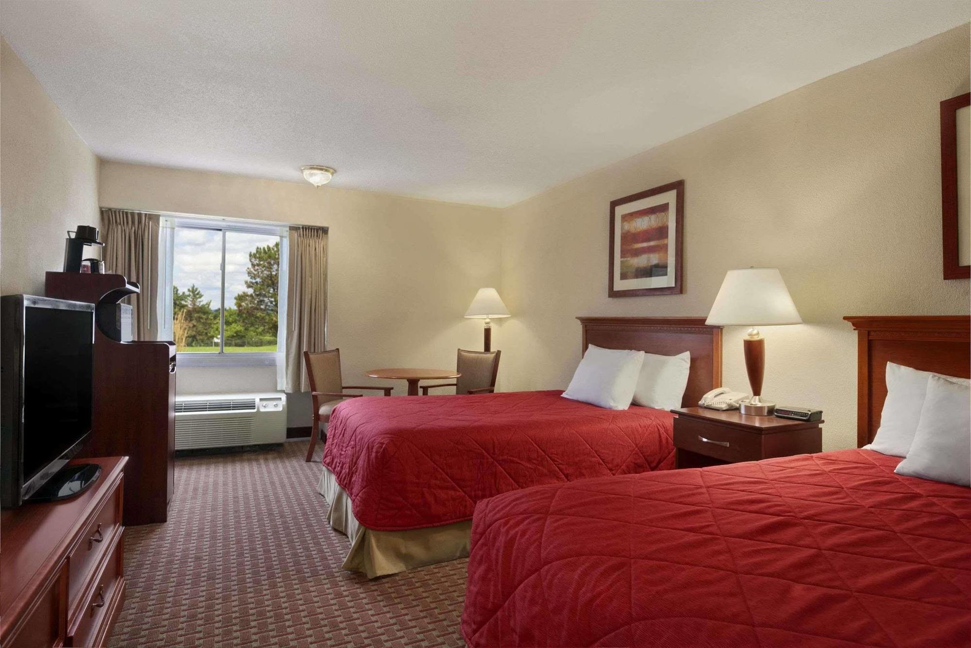 Ramada Burlington Hotel And Conference Center ภายนอก รูปภาพ