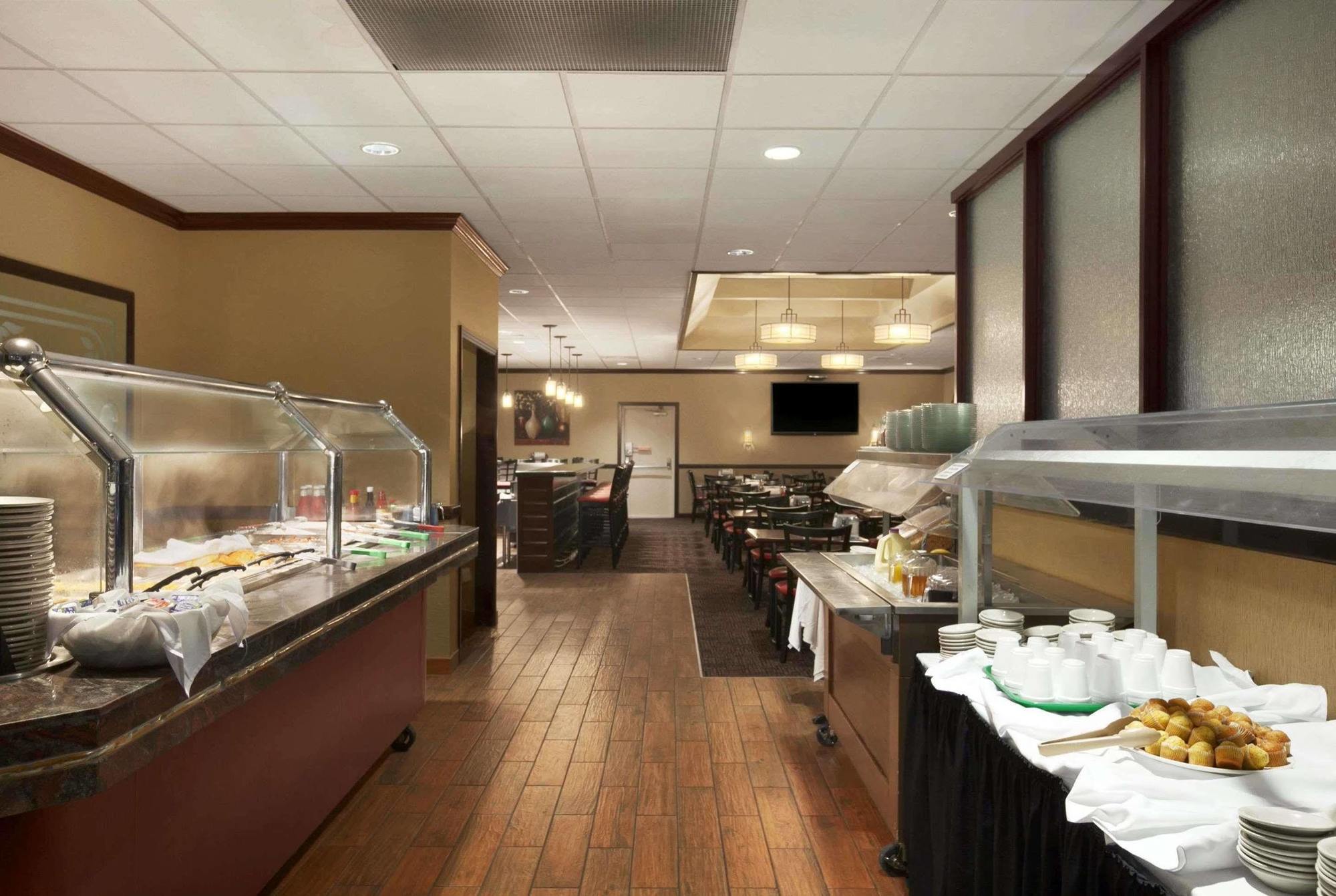 Ramada Burlington Hotel And Conference Center ภายนอก รูปภาพ