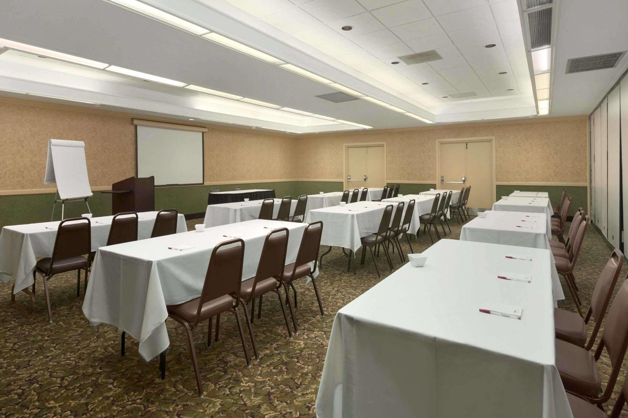 Ramada Burlington Hotel And Conference Center ภายนอก รูปภาพ