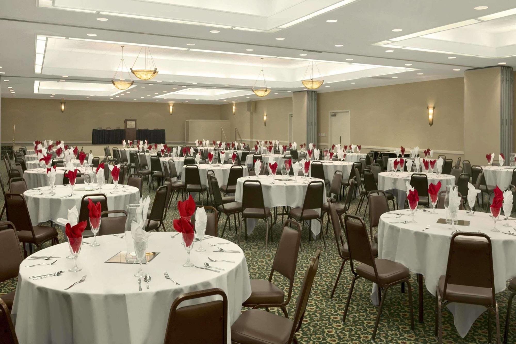 Ramada Burlington Hotel And Conference Center ภายนอก รูปภาพ
