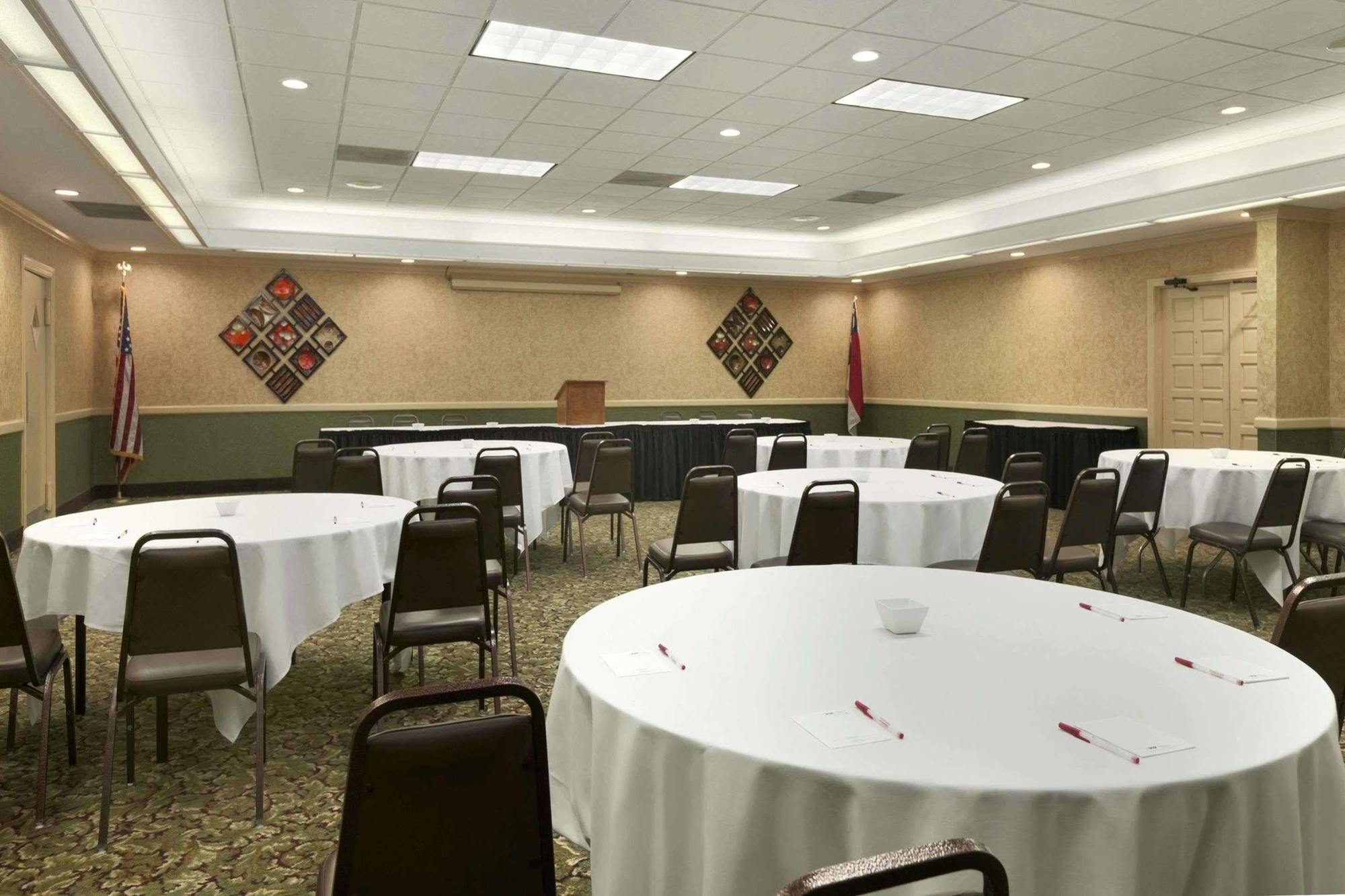 Ramada Burlington Hotel And Conference Center ภายนอก รูปภาพ