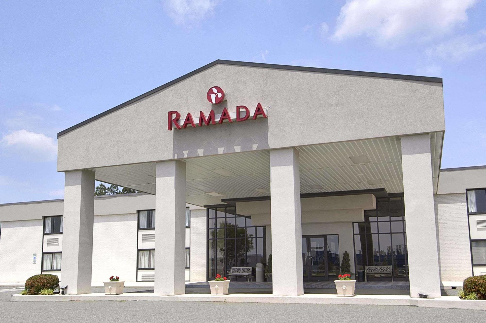 Ramada Burlington Hotel And Conference Center ภายนอก รูปภาพ