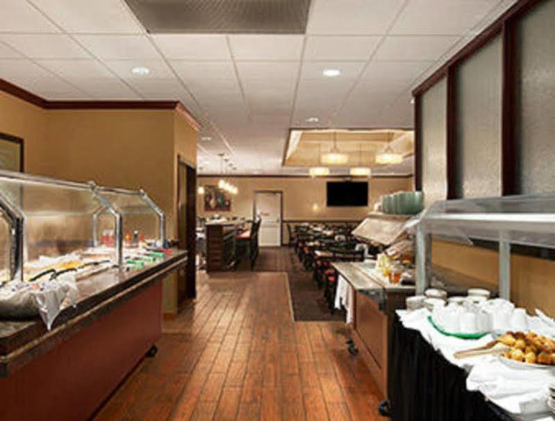 Ramada Burlington Hotel And Conference Center ภายนอก รูปภาพ