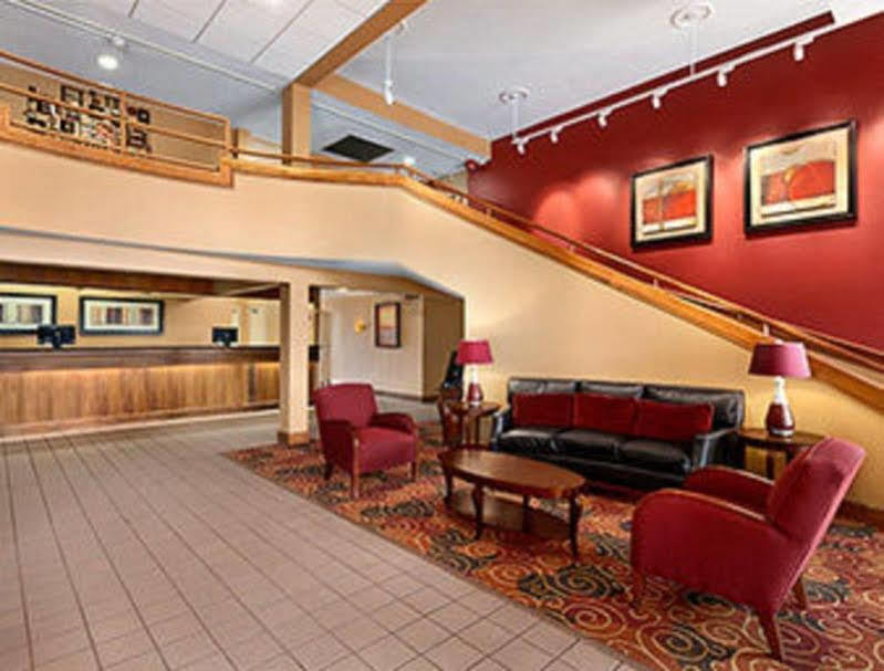 Ramada Burlington Hotel And Conference Center ภายนอก รูปภาพ
